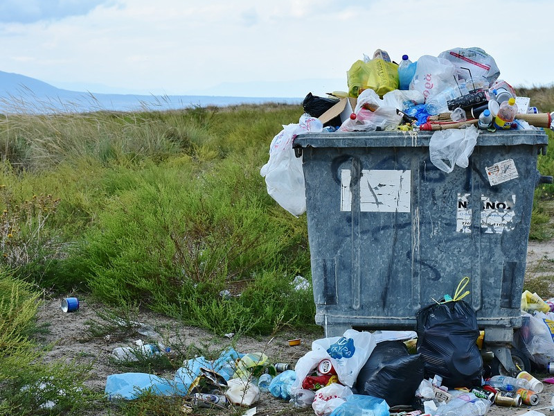 S odpadem na skládku