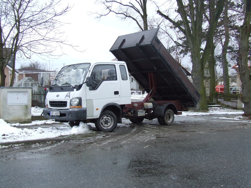 Minibagry projedou úzkou uličkou