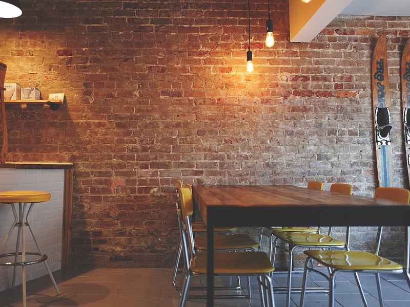 Zkouší a testuje stavební hmoty