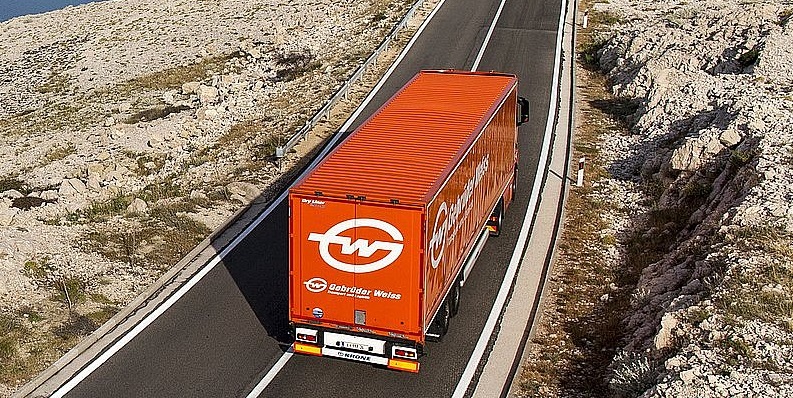 S oranžovou po zemi, po moři i vzduchem