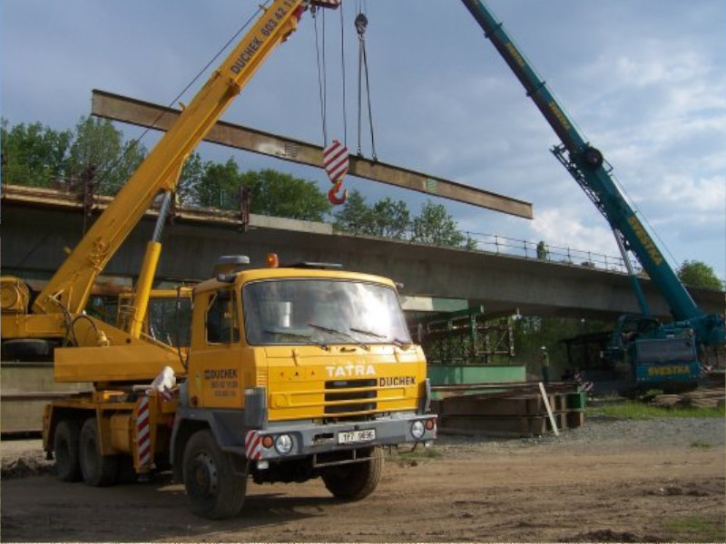 Pronájmem autojeřábu a montážní plošiny můžete ušetřit
