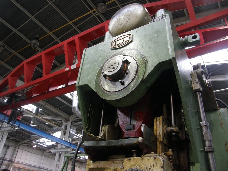 Opravují lisy a vyrábějí náhradní díly