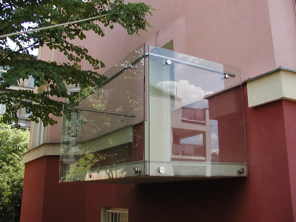 Sklo do interiérů, exteriérů i automobilů