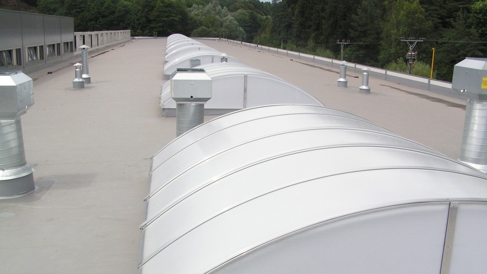 I průmyslové budovy potřebují světlo