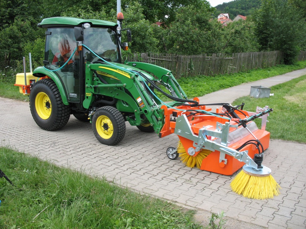 Kde sehnat kvalitní zemědělskou a komunální techniku?