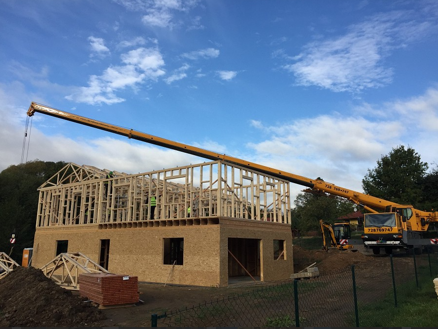 Nezastupitelným pomocníkem každé stavby je autojeřáb