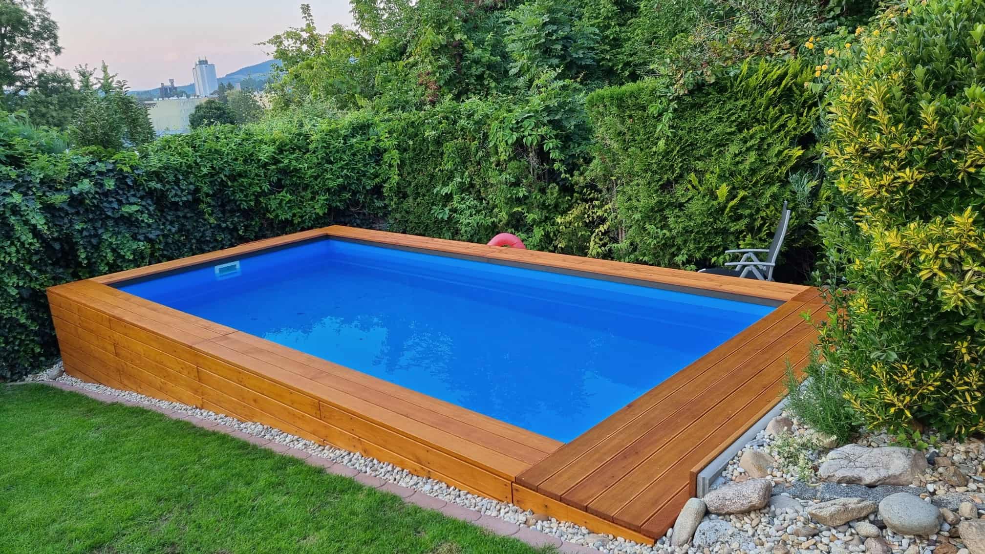 Obkladové palubky ze sibiřského smrku jsou ideální k bazénu nebo na terasu