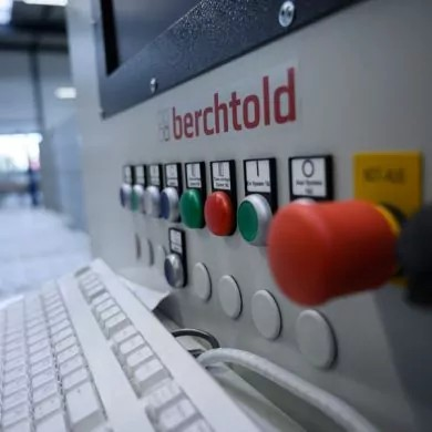 Stroje na výrobu oken? Spojení moderní technologie pro přesnost a efektivitu